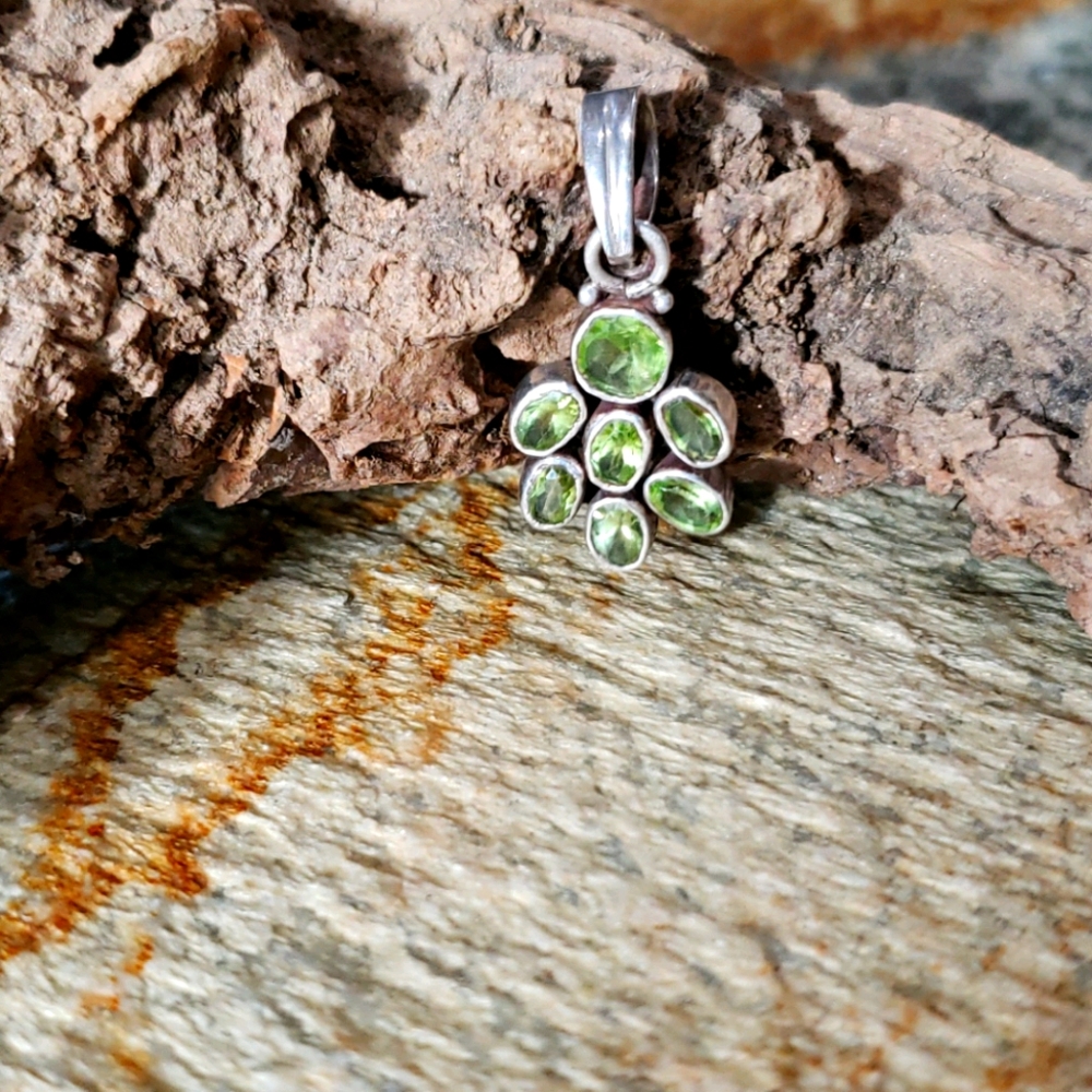 Peridot pendant in 925 silver